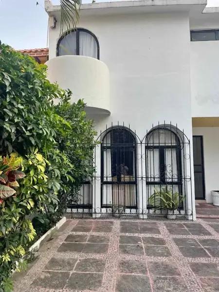 Linda casa en Las Palmas con múltiples accesos viales. Linda casa en Las Palmas con múltiples accesos viales.