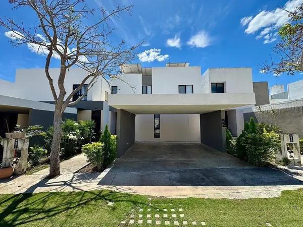 Casa de 5 Recámaras y Paneles Solares en Venta en Privada Palta 152, Cholul Casa de 5 Recámaras y Paneles Solares en Venta en Privada Palta 152, Cholul