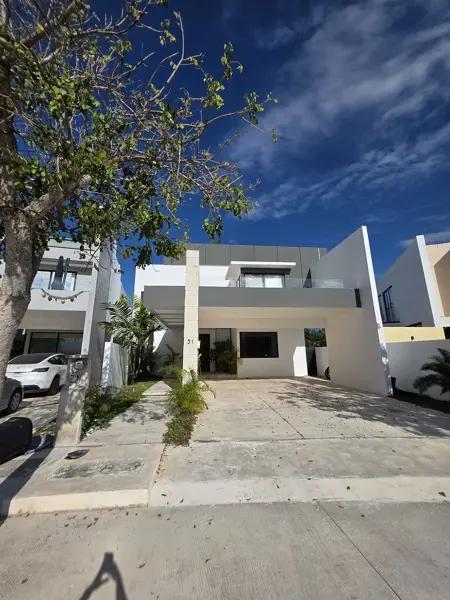 Casa en Venta en Privada Única Living con 35 Paneles Solares Casa en Venta en Privada Única Living con 35 Paneles Solares